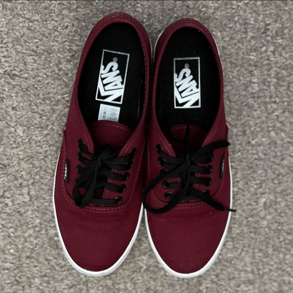 VANS Size 6 burgundy sneakers with black laces! - Picture 3 of 6